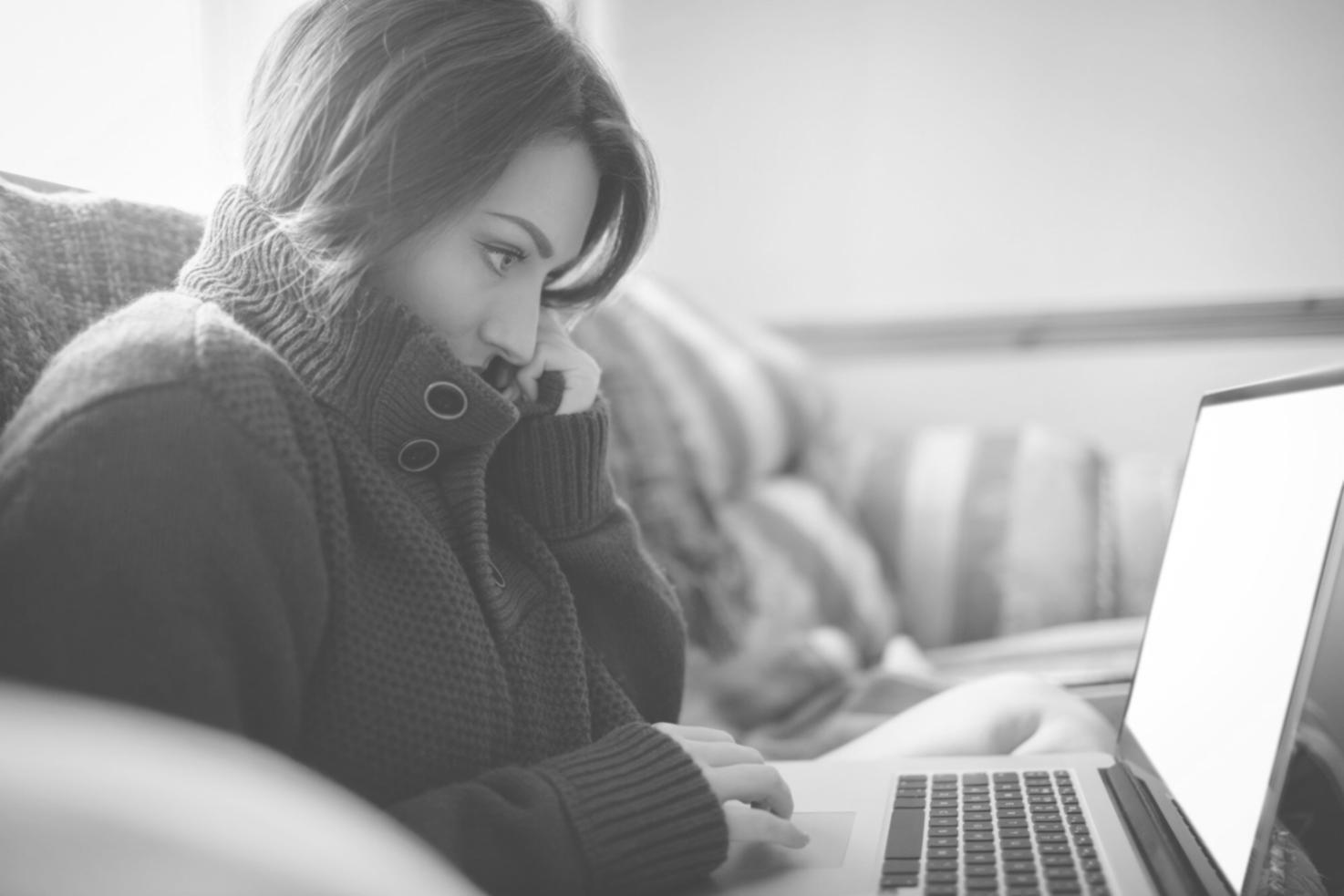 Profesionales analizando datos financieros en entorno empresarial moderno