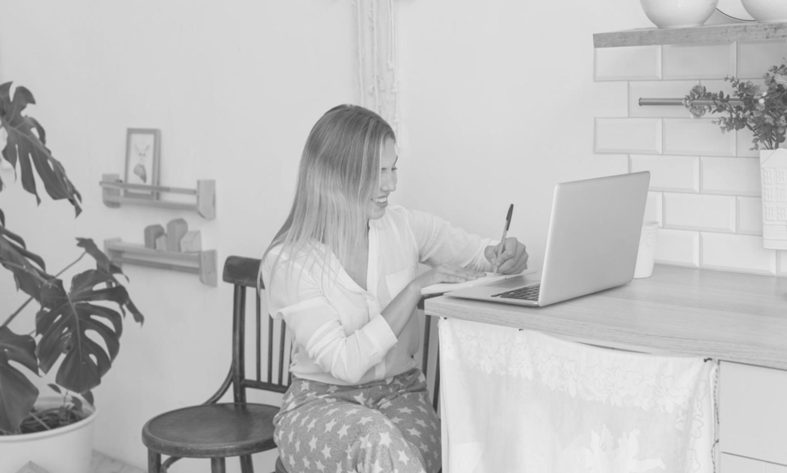 Equipo de ziravonquet analizando datos de mercado en oficinas de Madrid